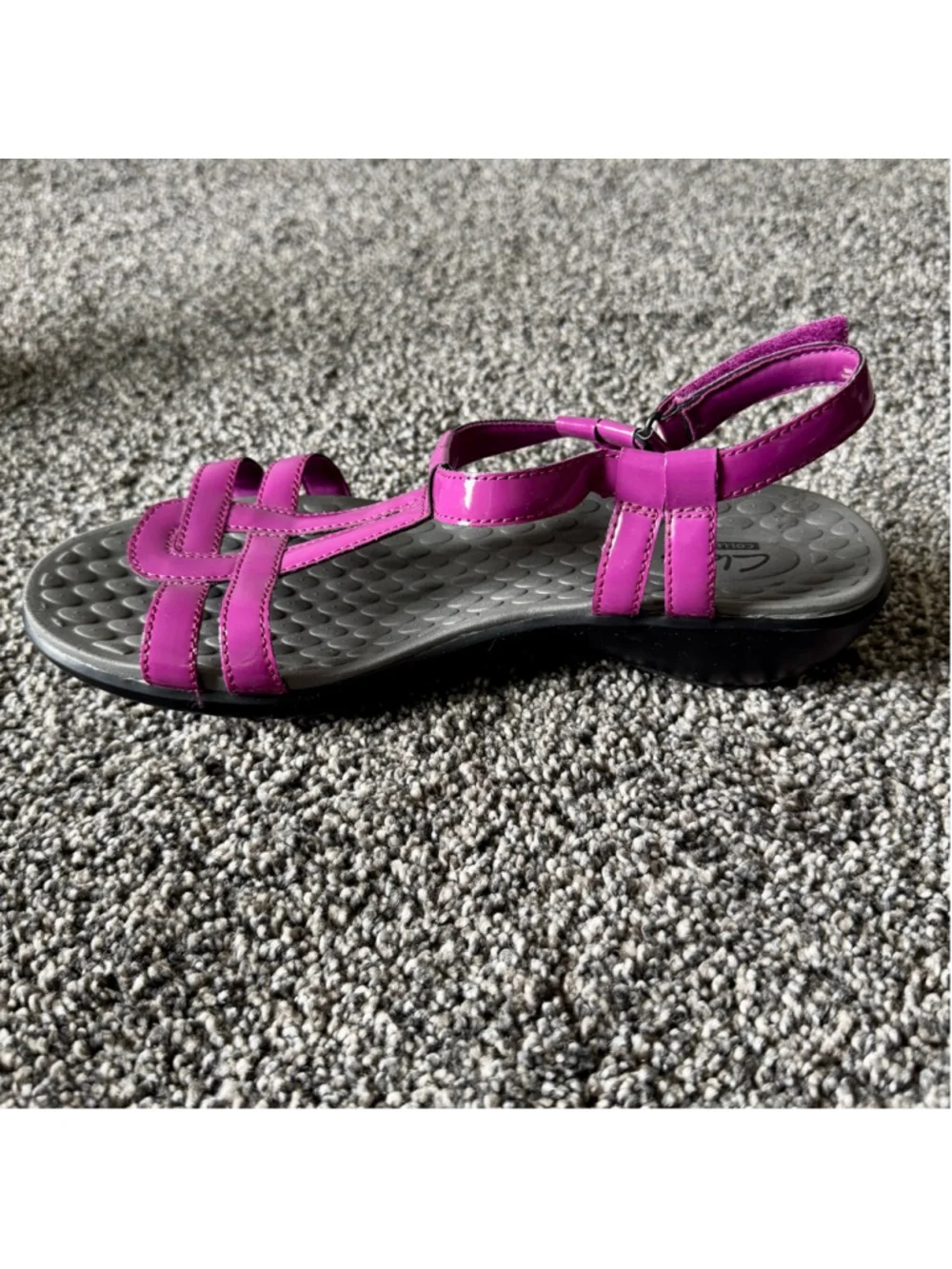 Women's Clarks Sonar Aster Patent T-Strap Sandals in Fuchsia Size 9